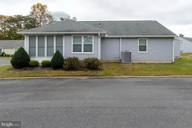 a view of backyard of the house