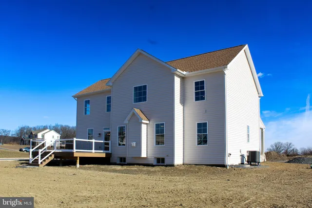 a view of a house with backyard