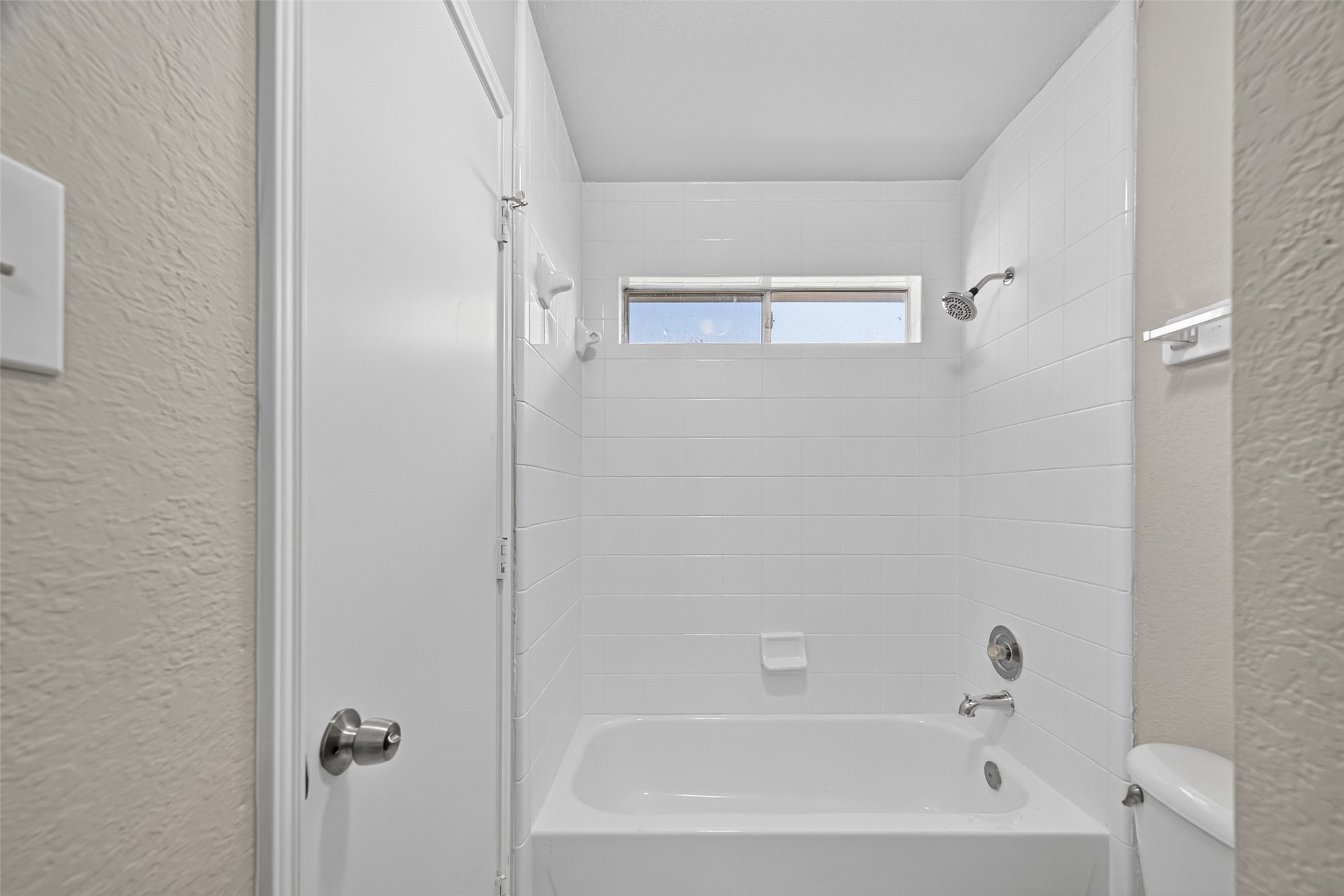 7926 Sundance Court Baytown, TX 77521 - Photo 20 of 32 a bathroom with a bathtub