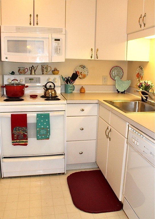 1008 Paradise Road, Unit 2A Swampscott, MA 01907 - Photo 6 of 11 Gallery Image 6