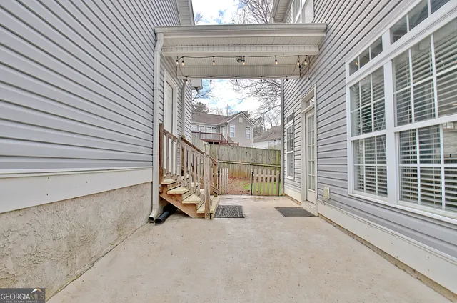 a view of a backyard