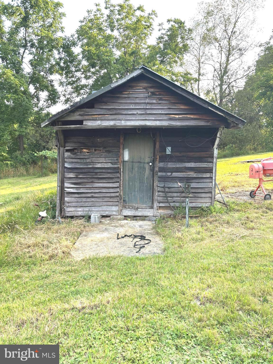 2600 Middle Cove Road Mathias, WV 26812 - Photo 9 of 30 a small pool is sitting in the middle of a yard