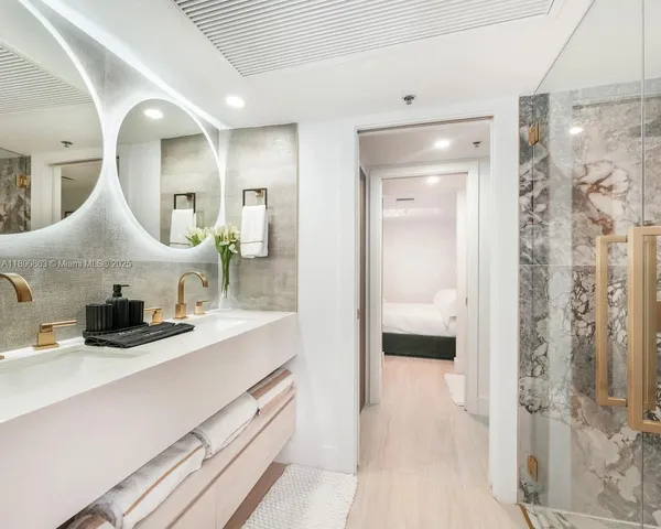 a en suite bathroom with a double vanity sink and a mirror