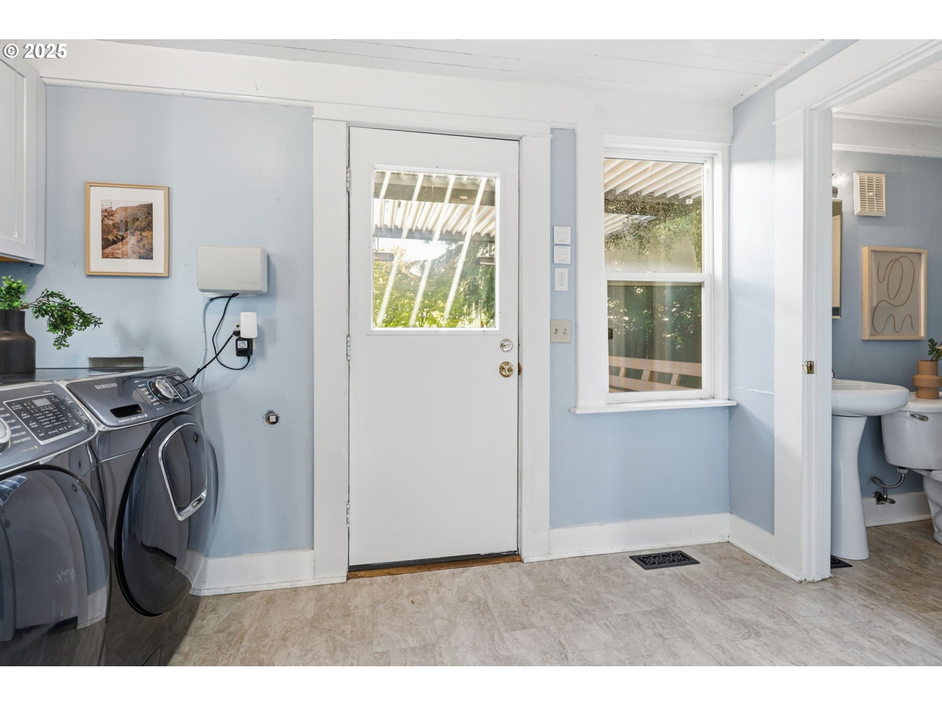 954 Northeast Emerson Street Portland, OR 97211 - Photo 26 of 47 a room with gym equipment and a window