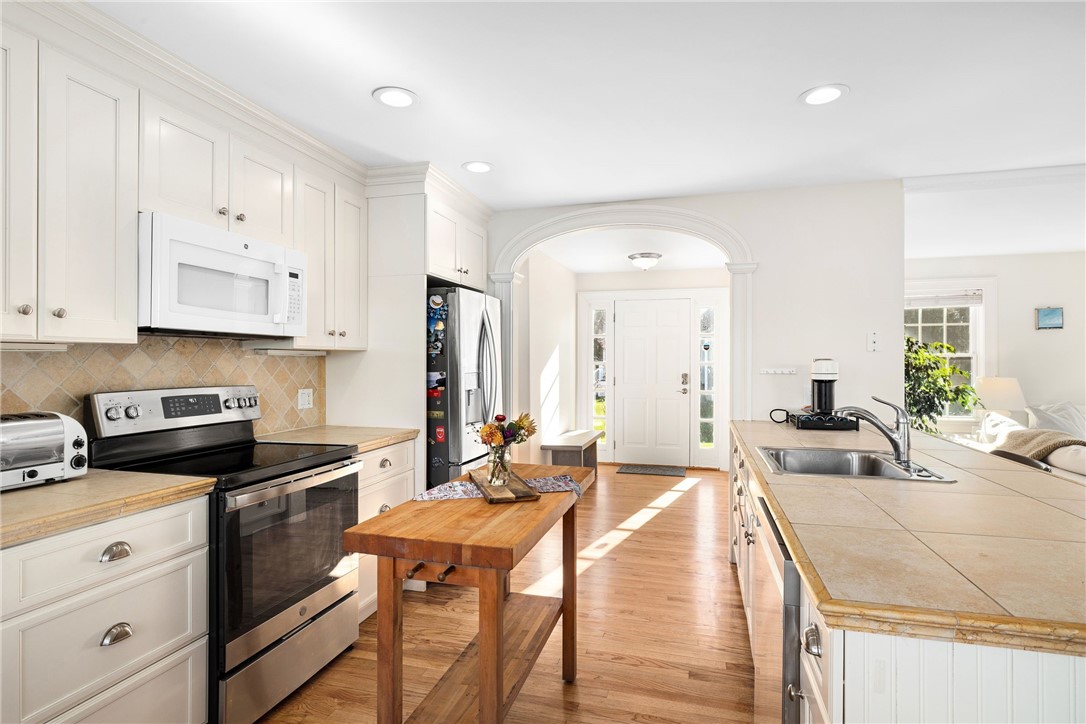 62 Howland Avenue Middletown, RI 02842 - Photo 14 of 26