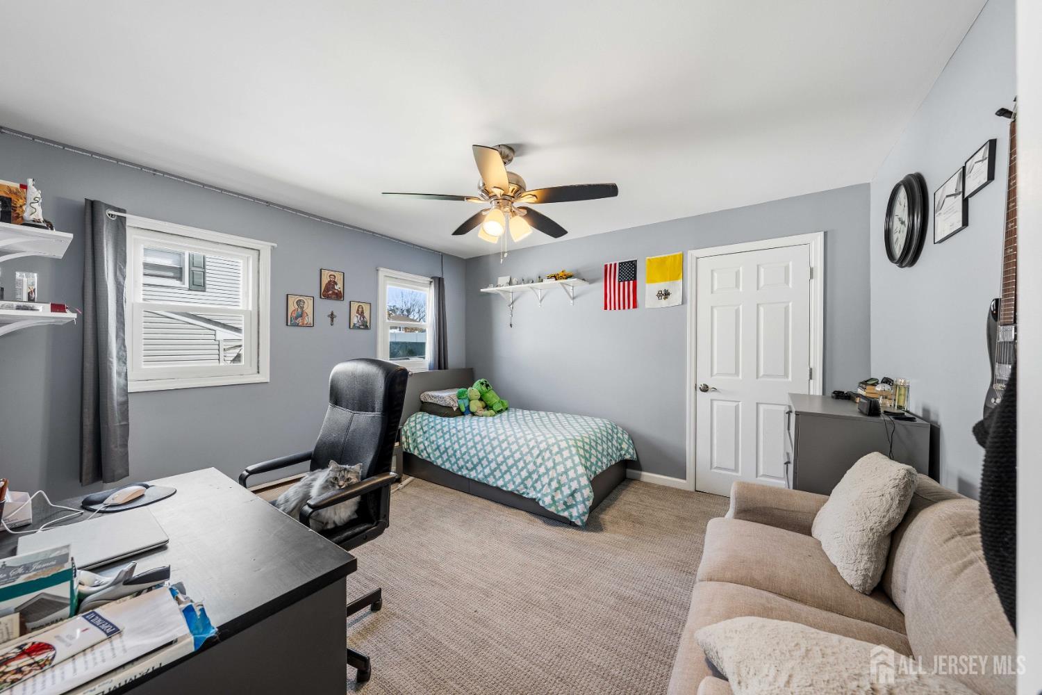 162 Rutherford Avenue Woodbridge, NJ 07095 - Photo 11 of 18 a living room with furniture