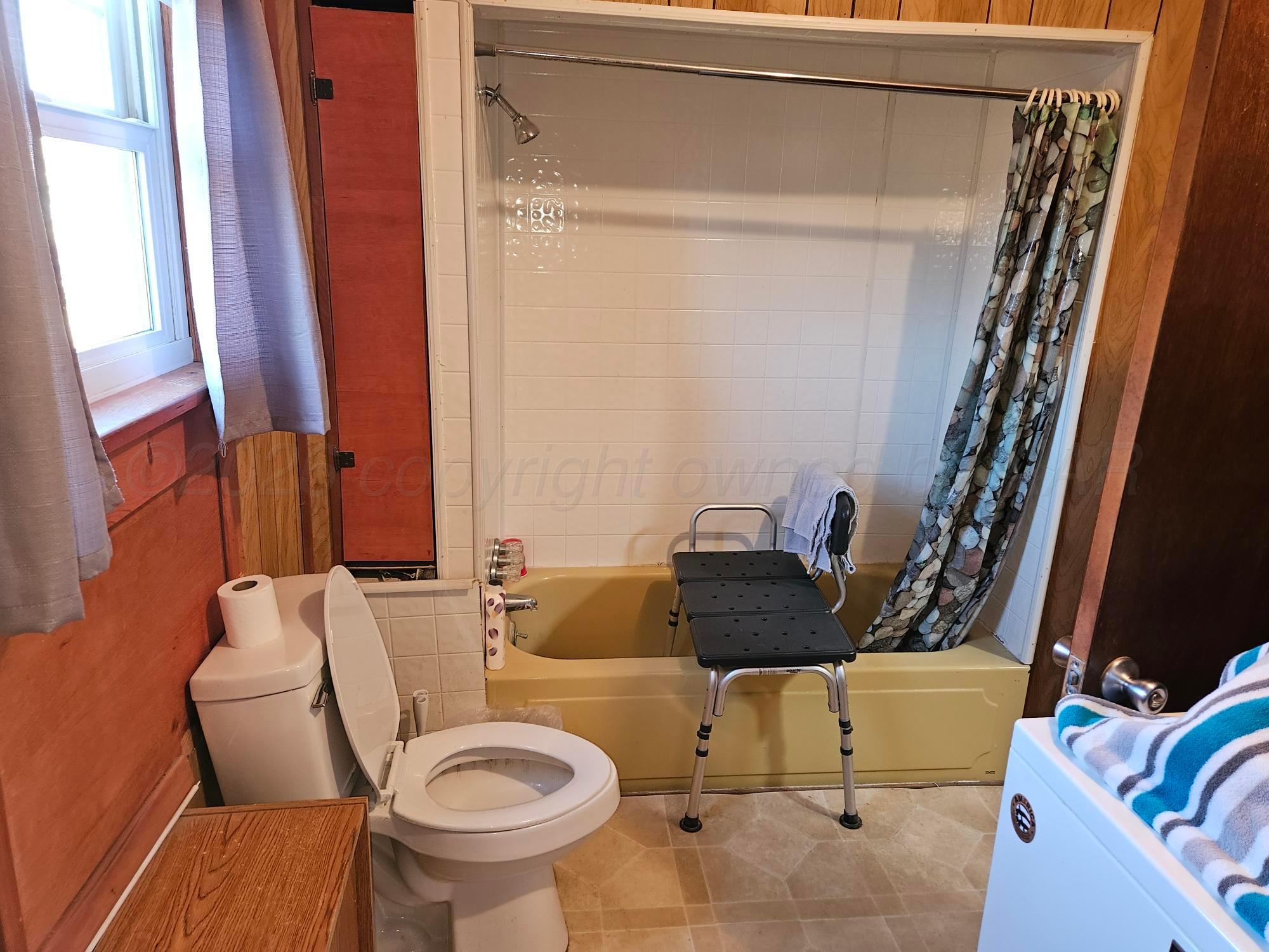 201 Oak Avenue Panhandle, TX 79068 - Photo 24 of 44 a bathroom with a toilet and a sink