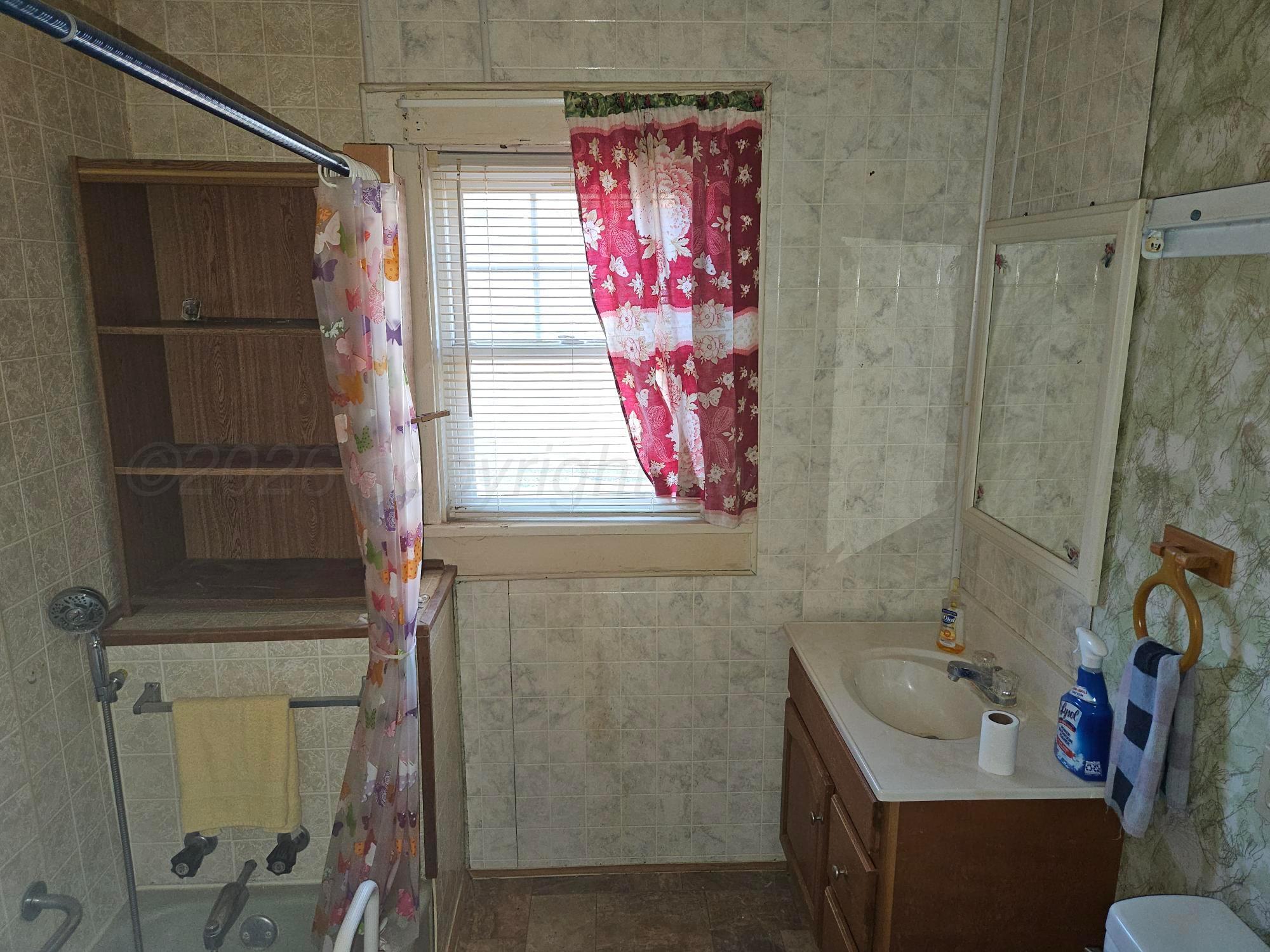 201 Oak Avenue Panhandle, TX 79068 - Photo 28 of 44 a bathroom with a bathtub and shower