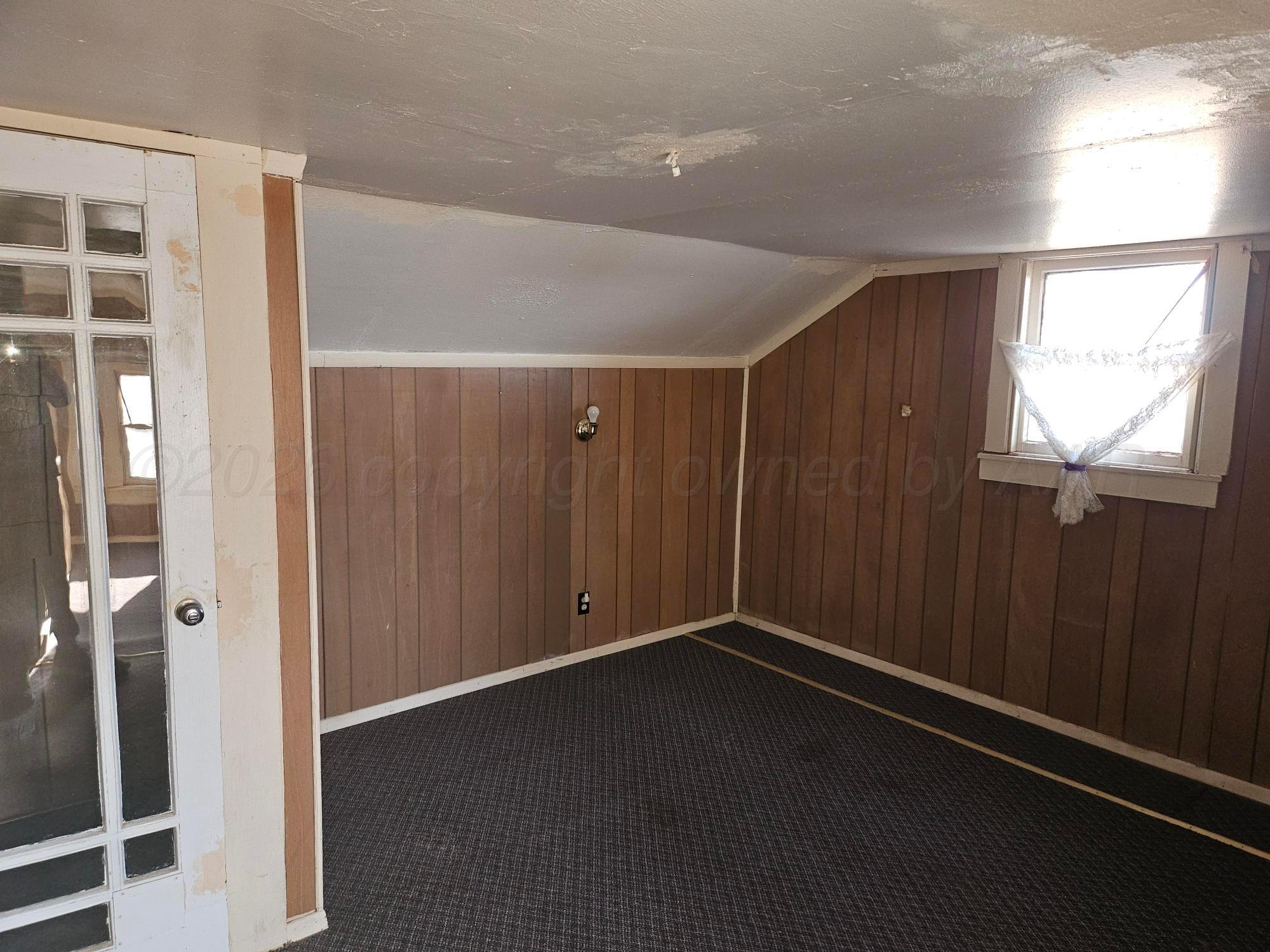 201 Oak Avenue Panhandle, TX 79068 - Photo 39 of 44 en empty room with windows