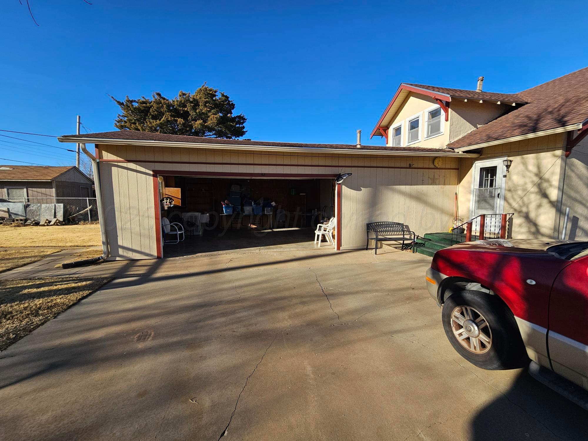 201 Oak Avenue Panhandle, TX 79068 - Photo 6 of 44 a car parked in front of a house