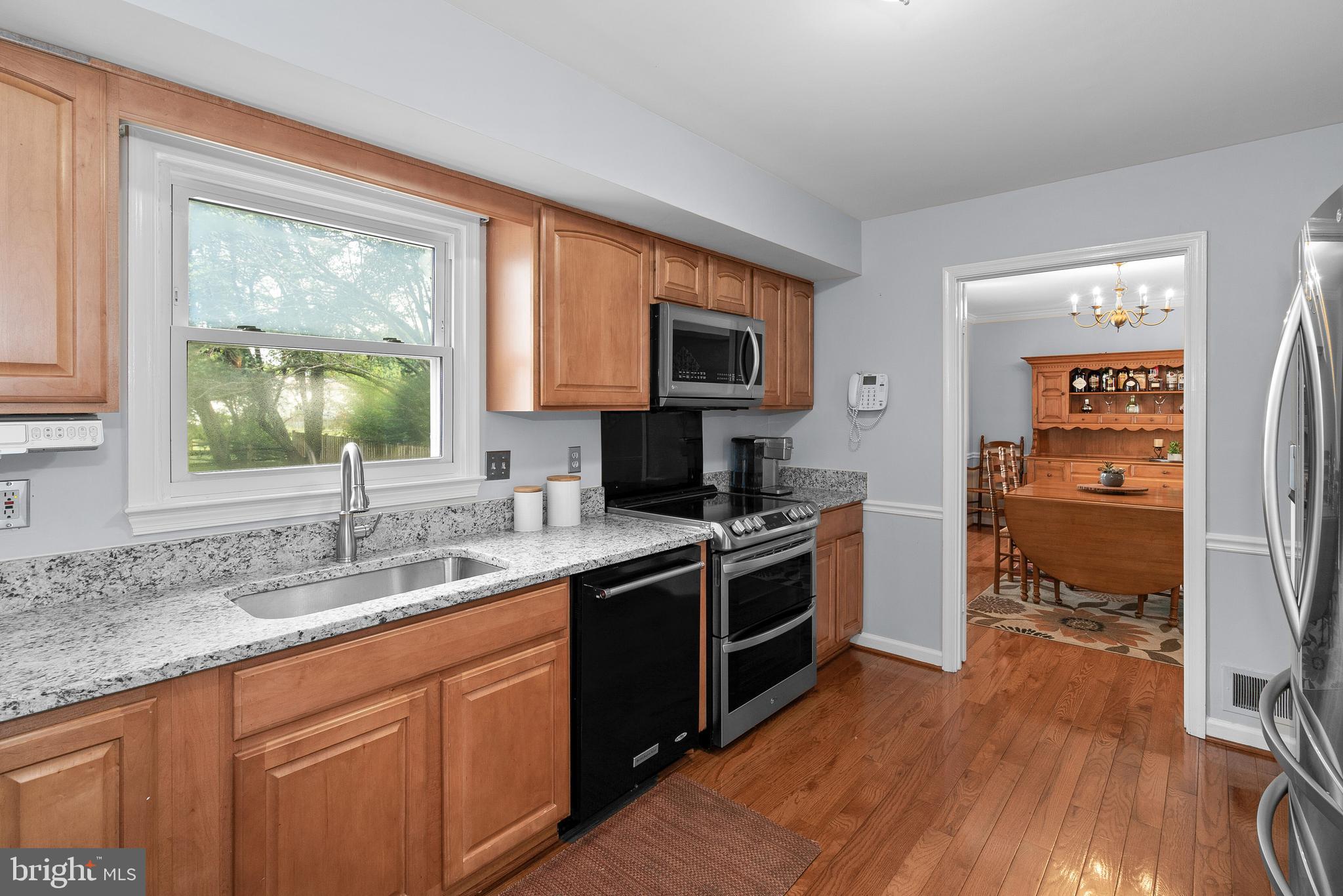 13910 Poplar Tree Road Chantilly, VA 20151 - Photo 14 of 51 Brand New Santa Cecelia Granite, 2021 Stove&Fridge