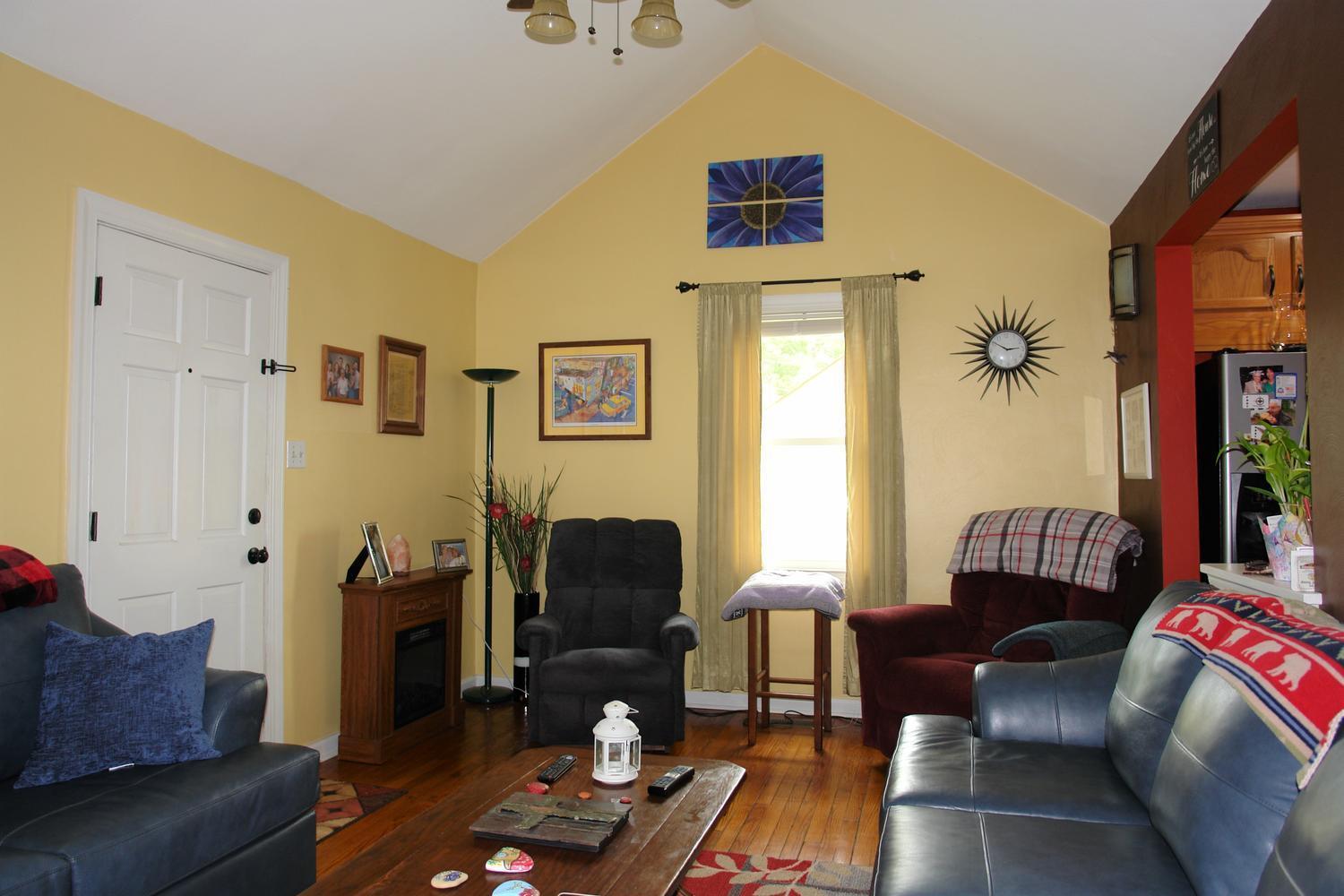 3012 Roberts Road Southwest Roanoke, VA 24014 - Photo 4 of 21 3012 Roberts Rd SW Roanoke VA-large-004-