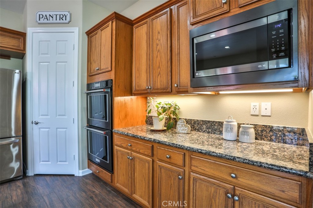 12619 Rustic Oak Court Rancho Cucamonga, CA 91739 - Photo 23 of 75 Kitchen, double ovens
