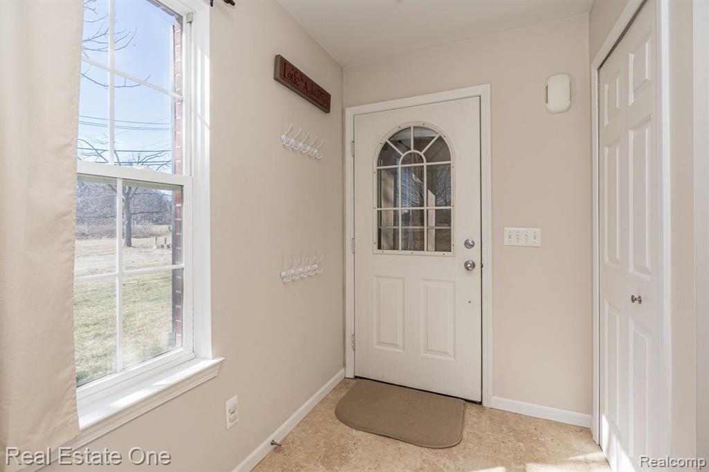 390 Shadywood Road Rochester Hills, MI 48307 - Photo 3 of 38