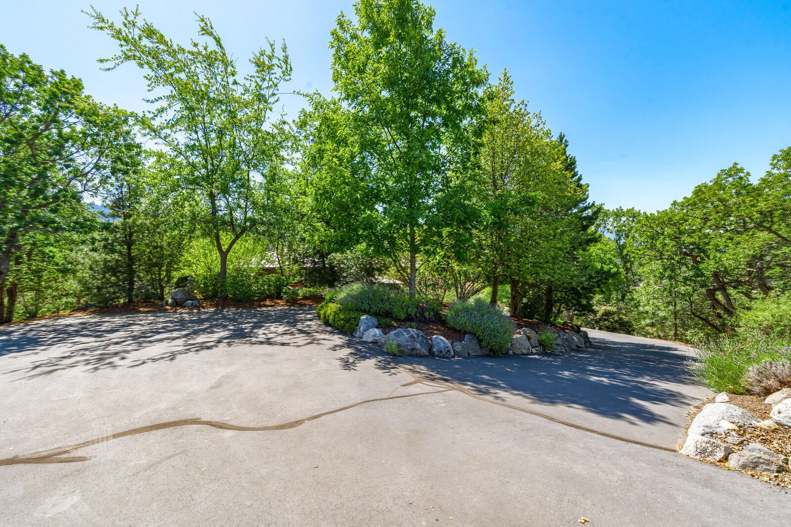 4922 Pioneer Road Medford, OR 97501 - Photo 50 of 70 Parking and driveway