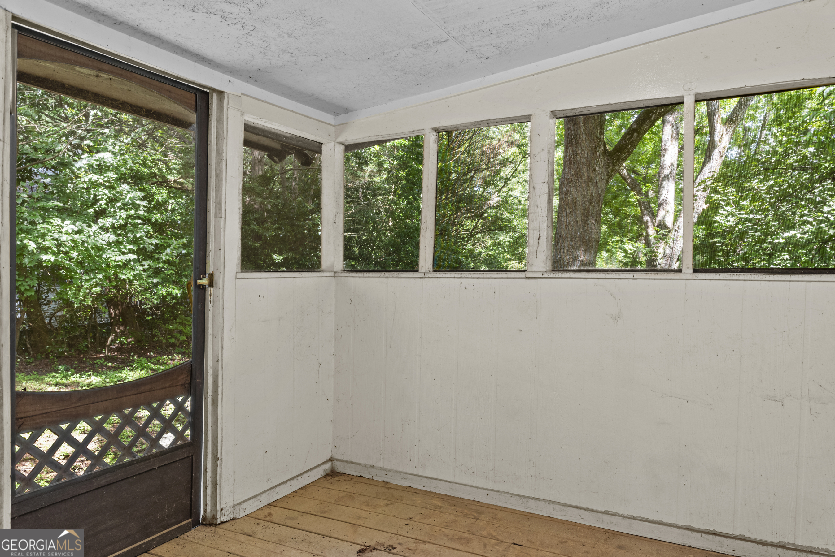 546 South 4th Street Madison, GA 30650 - Photo 14 of 22 a view of a small space with a large window