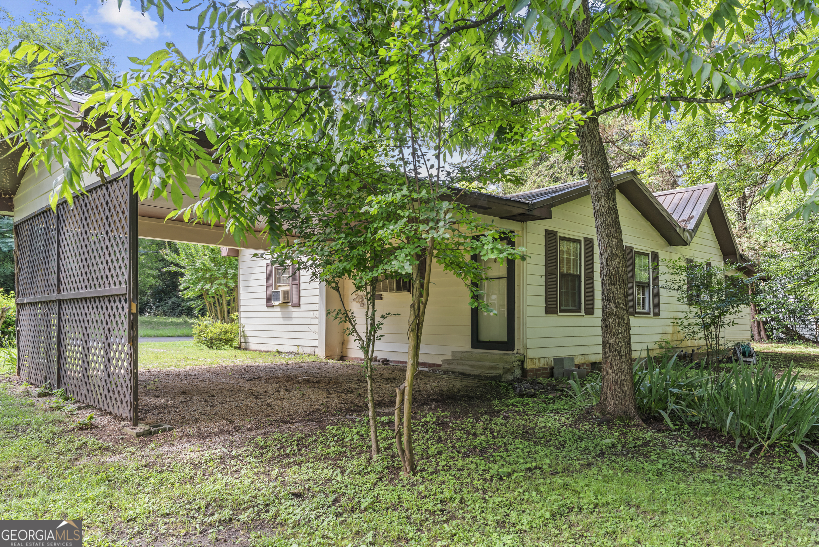 546 South 4th Street Madison, GA 30650 - Photo 5 of 22 a view of a house with a yard and tree s