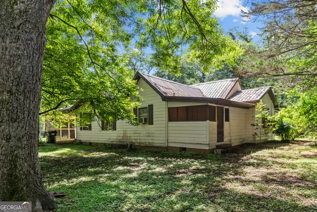a view of a house with a yard
