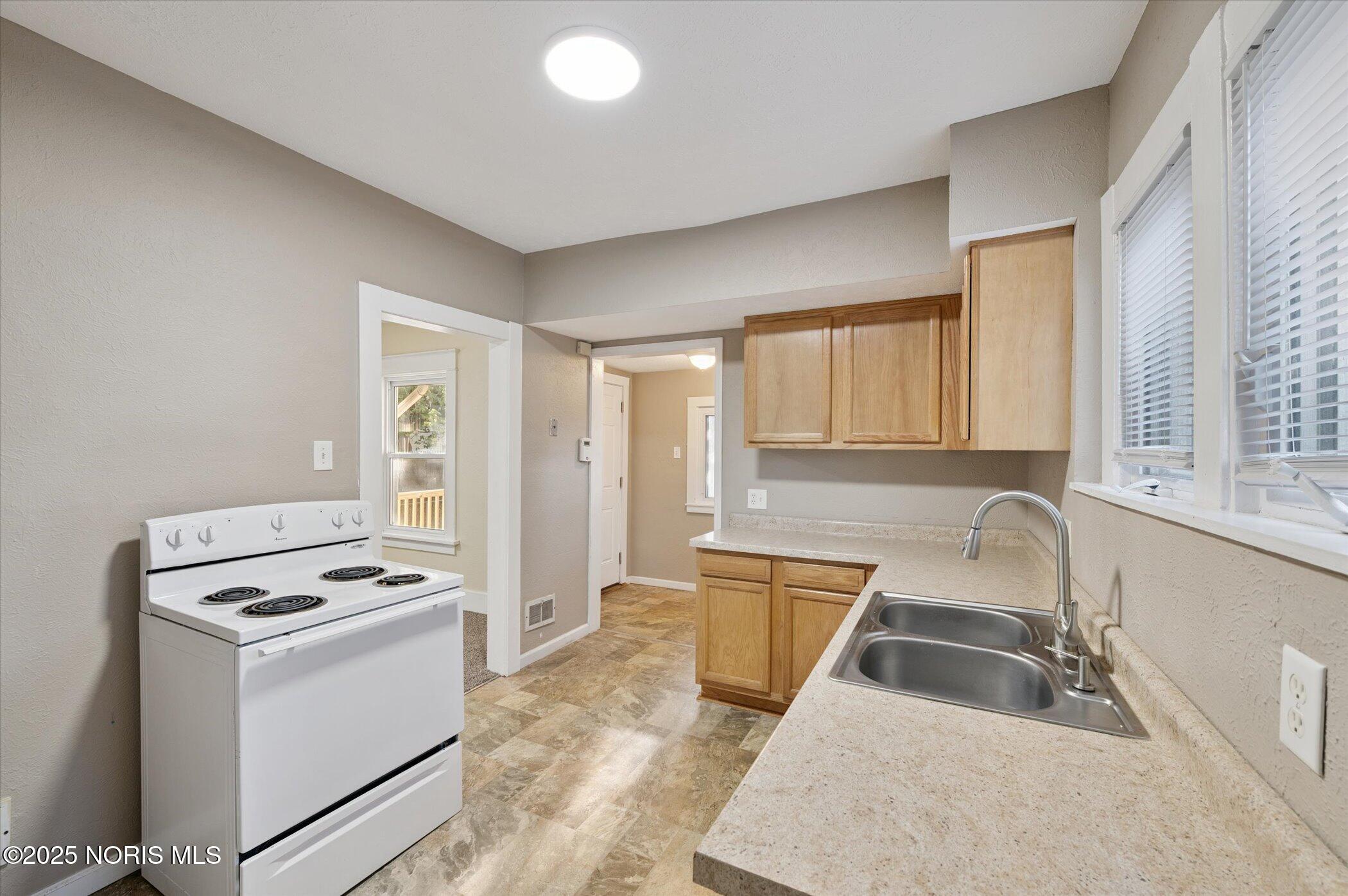 1809 Pilgrim Road Toledo, OH 43607 - Photo 17 of 41 20-1809-Pilgrim-Rd-Toledo-OH-43607-Windo