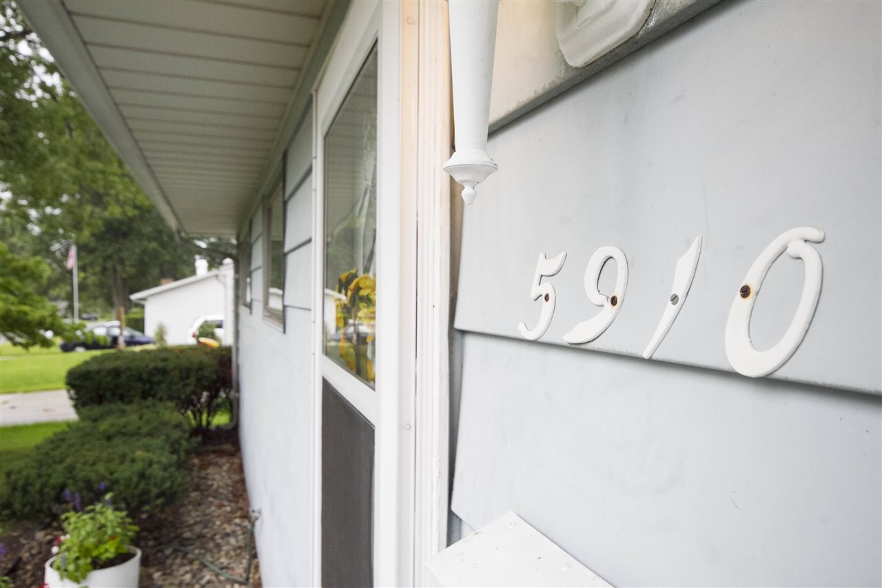 5910 Kent Road Fort Wayne, IN 46816 - Photo 2 of 26