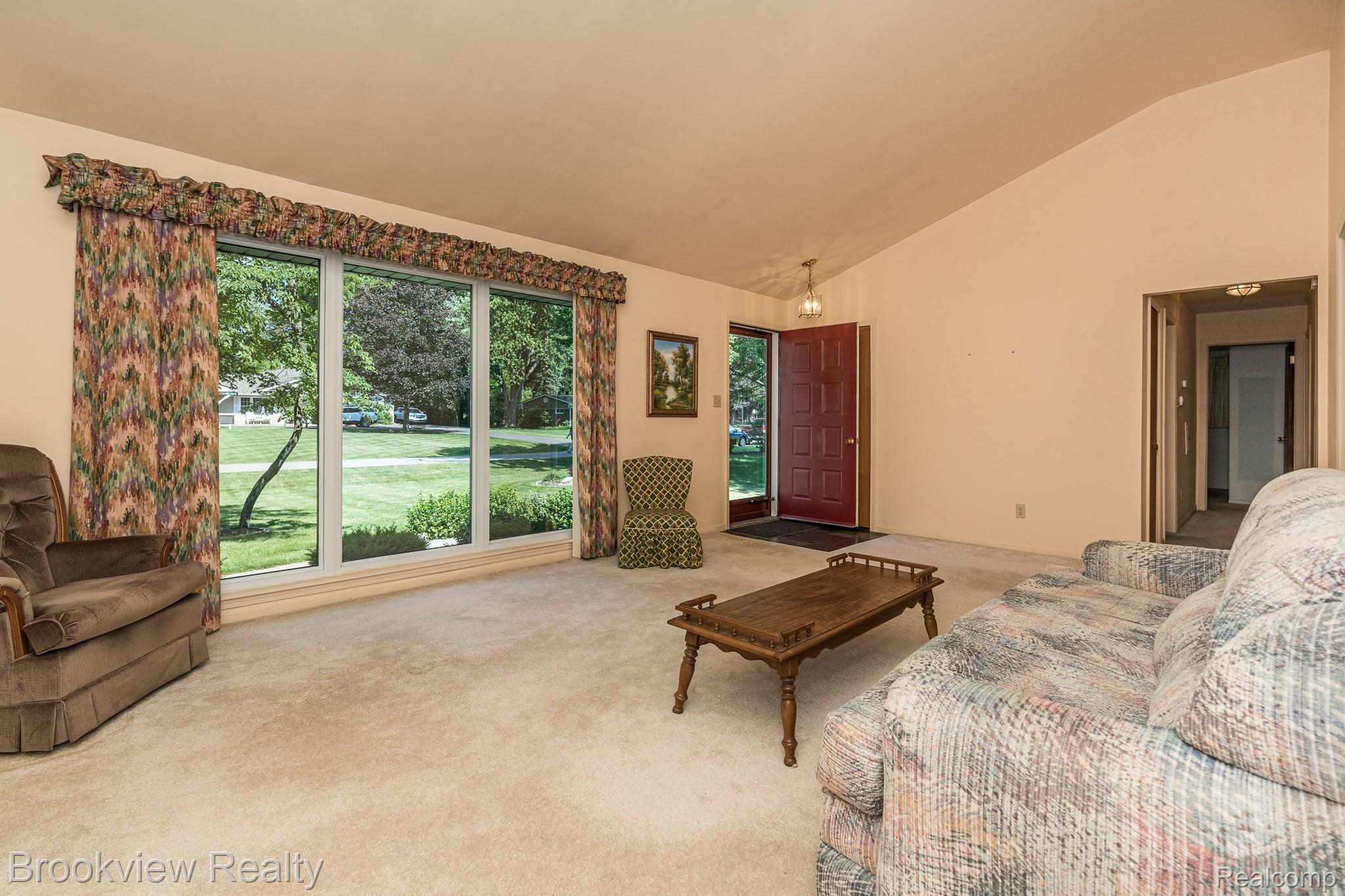 290 Donegal Drive Rochester, MI 48309 - Photo 10 of 33 290 Donegal MLS-W030.jpg