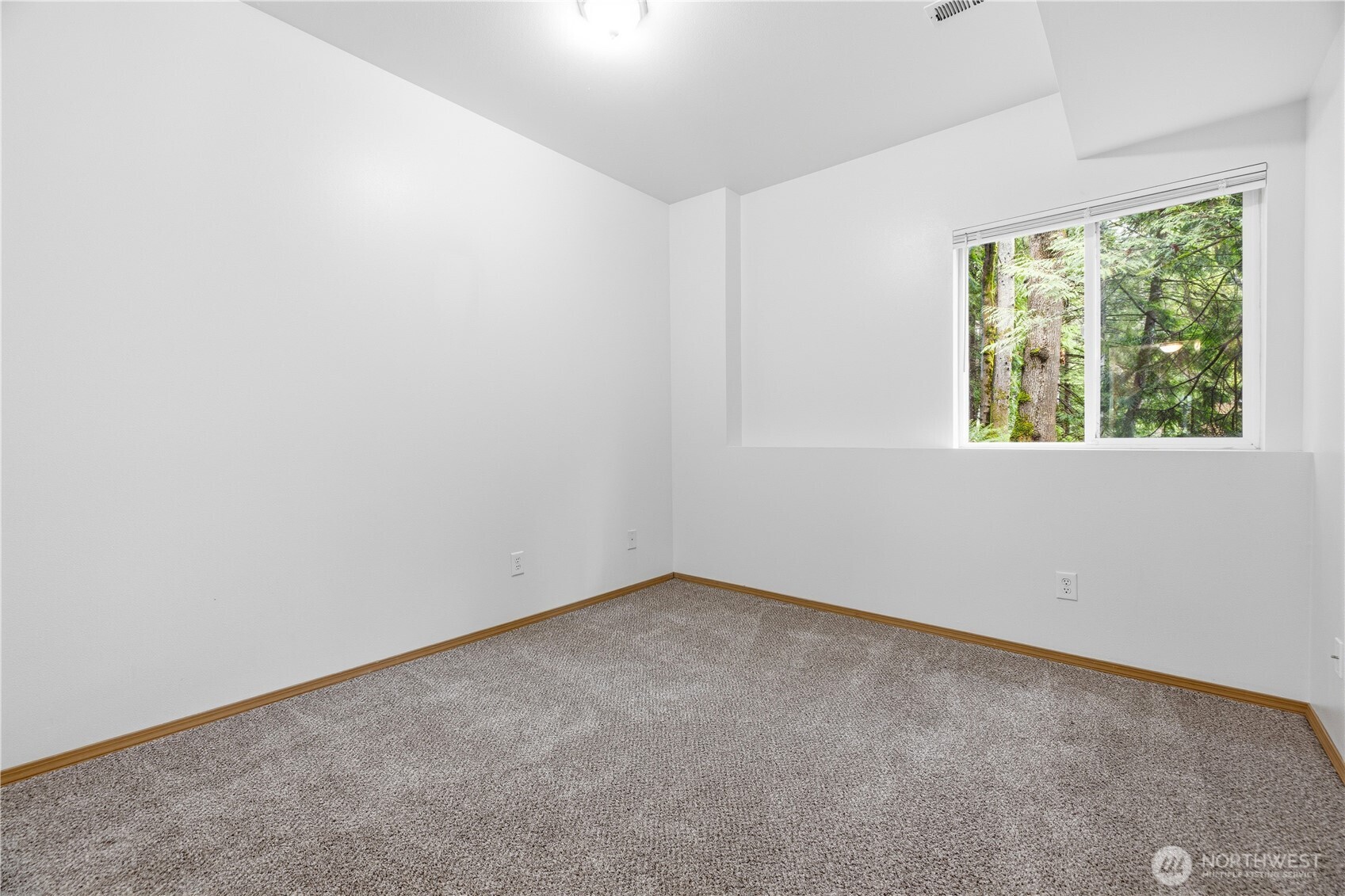 39 Sudden Valley Drive Bellingham, WA 98229 - Photo 28 of 40 an empty room with a window