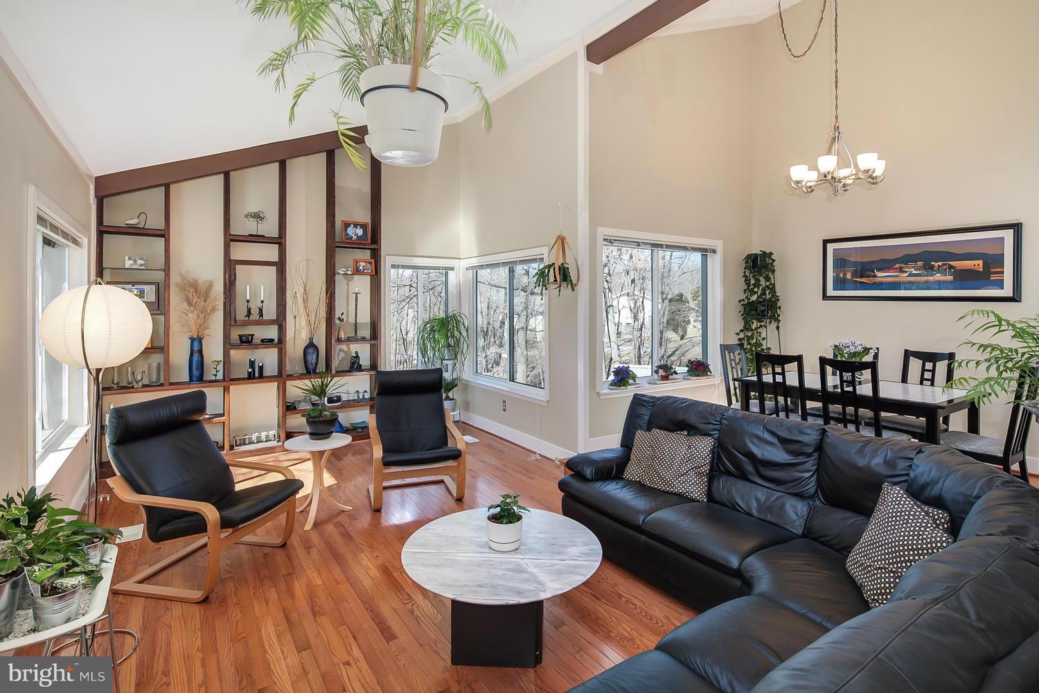8646 Reseca Lane Springfield, VA 22152 - Photo 2 of 30 Living Room