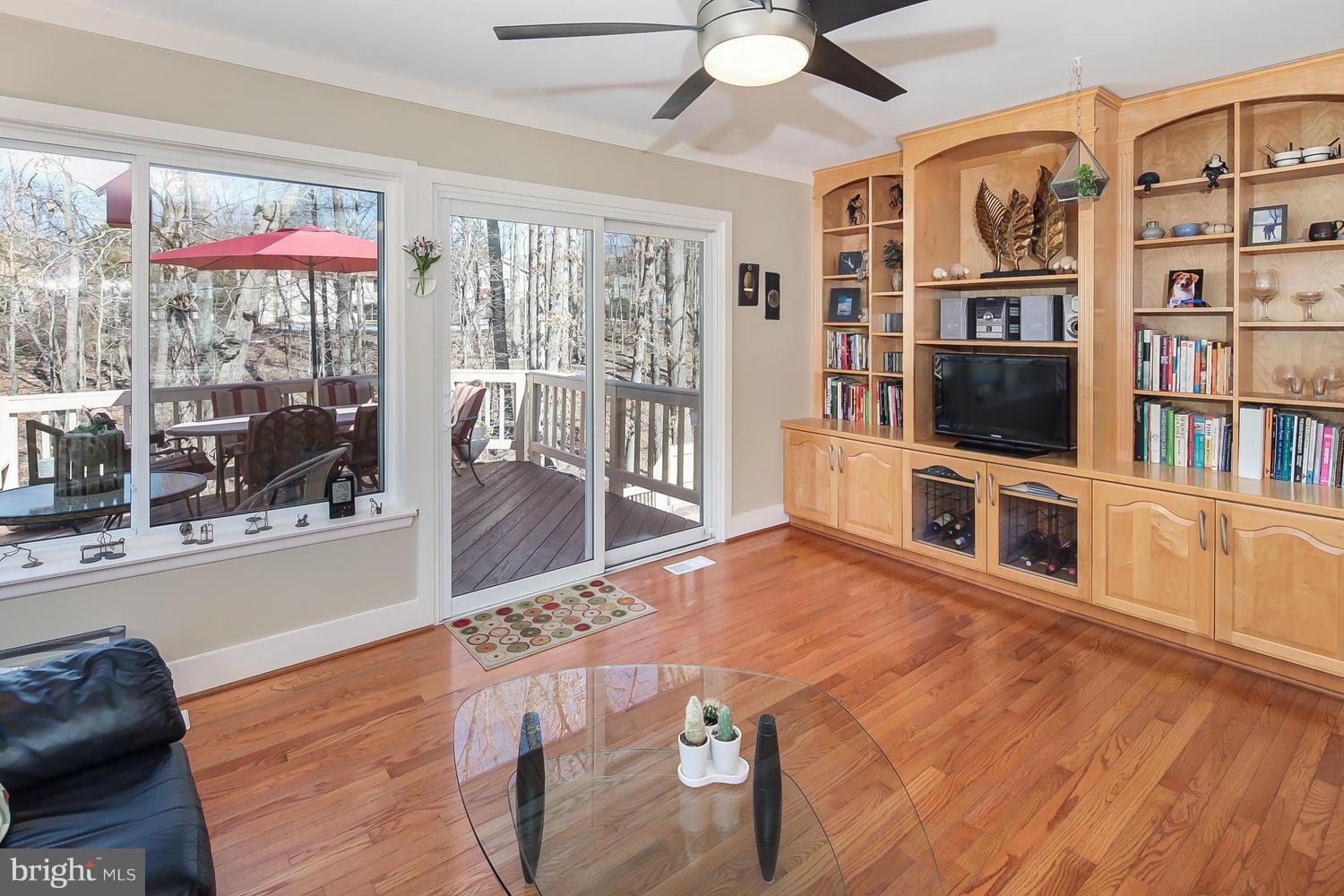 8646 Reseca Lane Springfield, VA 22152 - Photo 11 of 30 Family Room