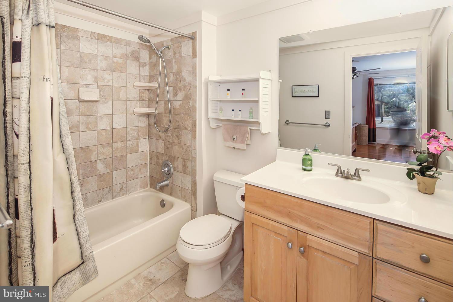 8646 Reseca Lane Springfield, VA 22152 - Photo 14 of 30 Bath (Master)
