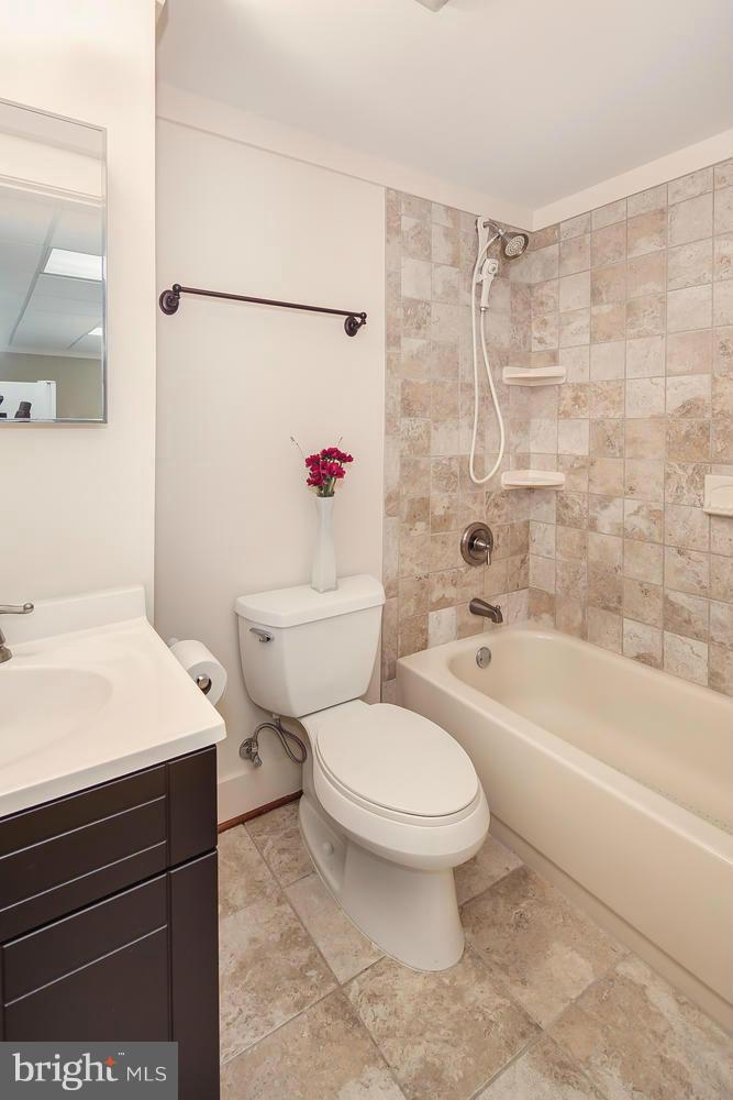 8646 Reseca Lane Springfield, VA 22152 - Photo 24 of 30 Full bathroom