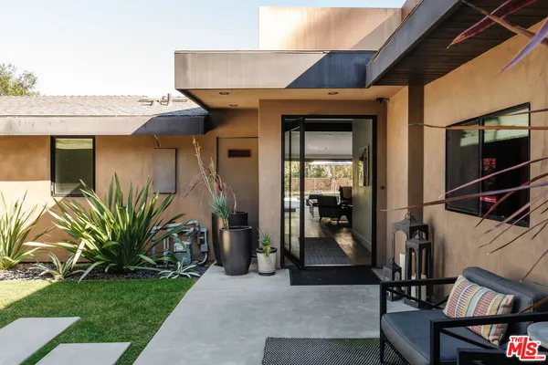 a view of entryway front of house