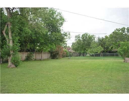 311 Doddridge Street Corpus Christi, TX 78411 - Photo 8 of 8 a view of a backyard