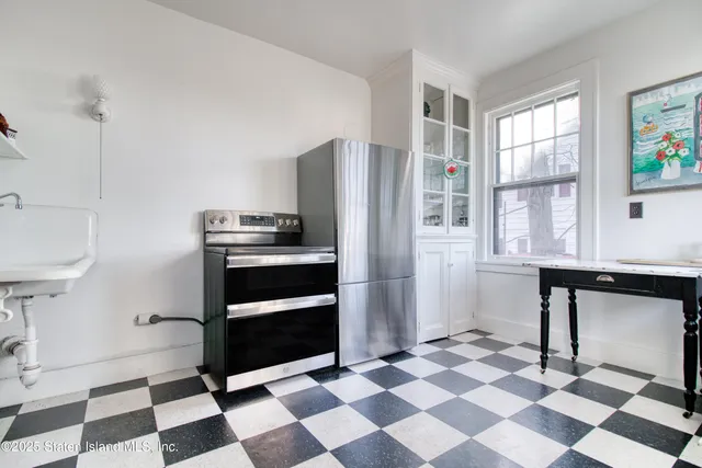 a room with windows and entrance