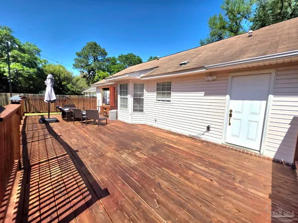$1,800 | 81 North Jamaica Street, Pensacola, FL 32507