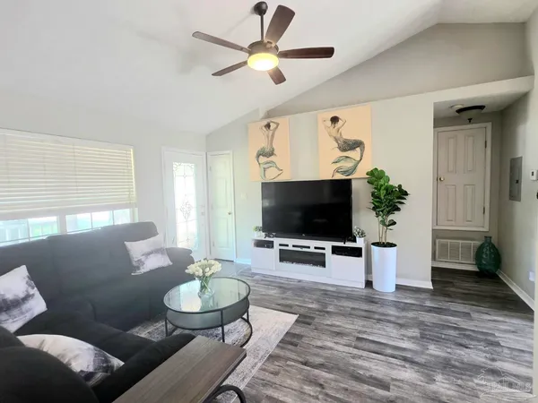 $1,800 | 81 North Jamaica Street, Pensacola, FL 32507