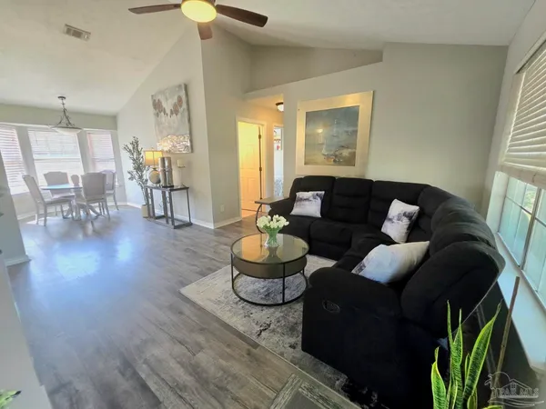 $1,800 | 81 North Jamaica Street, Pensacola, FL 32507