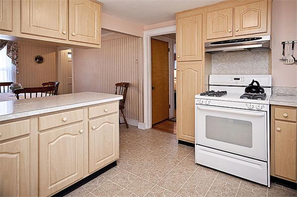 92 Thornton Road Waltham, MA 02453 - Photo 7 of 21