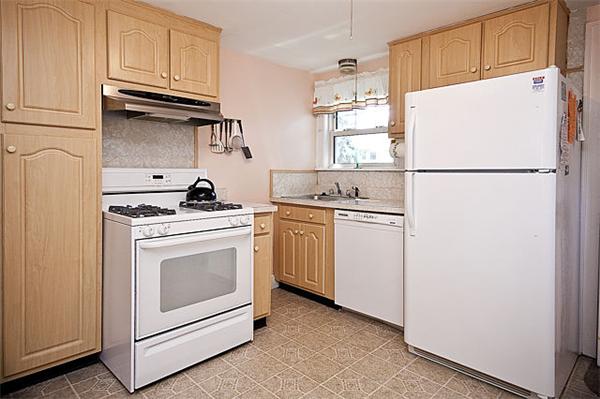 92 Thornton Road Waltham, MA 02453 - Photo 8 of 21