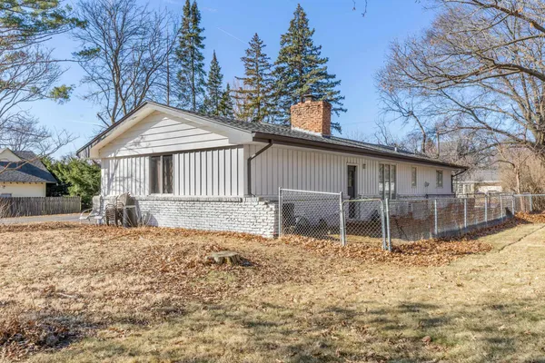 $230,000 | 918 Mayfair Place, Rockford, IL 61107