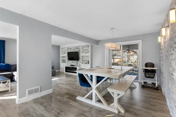 $230,000 | 918 Mayfair Place, Rockford, IL 61107