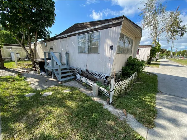 $800 | 4900 Tice Street, Unit 5, Fort Myers, FL 33905