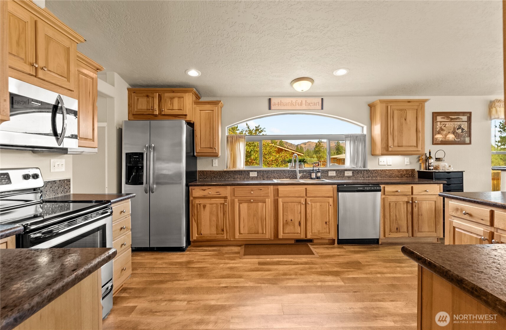 88 Horizon View Winthrop, WA 98862 - Photo 17 of 40 a kitchen with stainless steel appliances granite countertop a refrigerator and stove