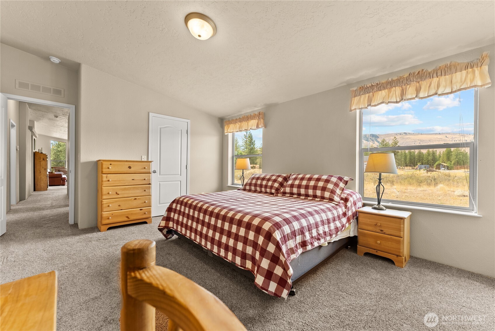 88 Horizon View Winthrop, WA 98862 - Photo 29 of 40 a bedroom with a bed and a window