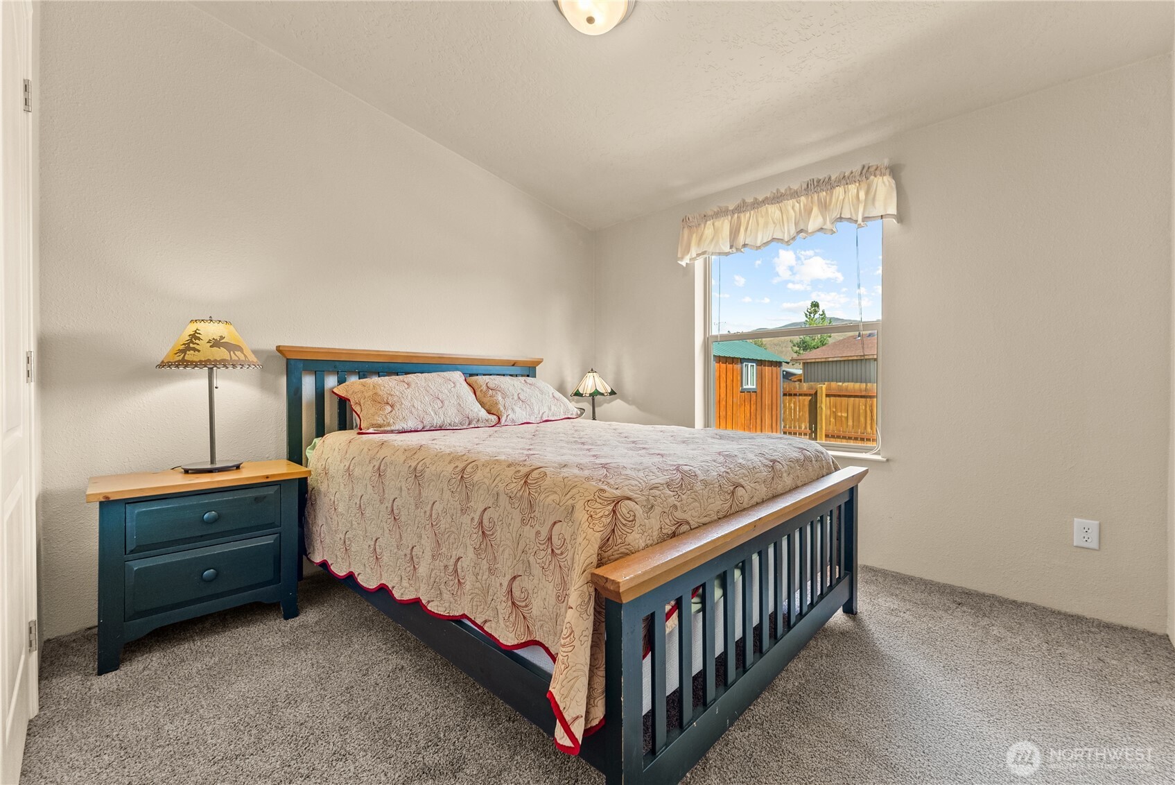 88 Horizon View Winthrop, WA 98862 - Photo 30 of 40 a bedroom with a bed and a window