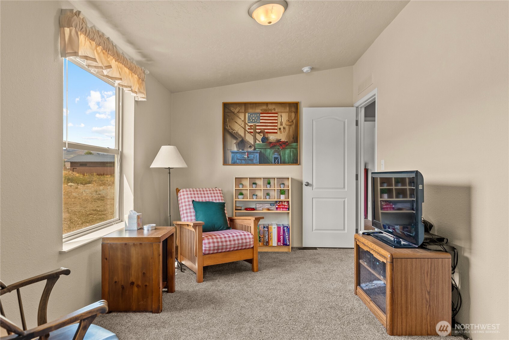 88 Horizon View Winthrop, WA 98862 - Photo 32 of 40 a living room with furniture a flat screen tv and a window