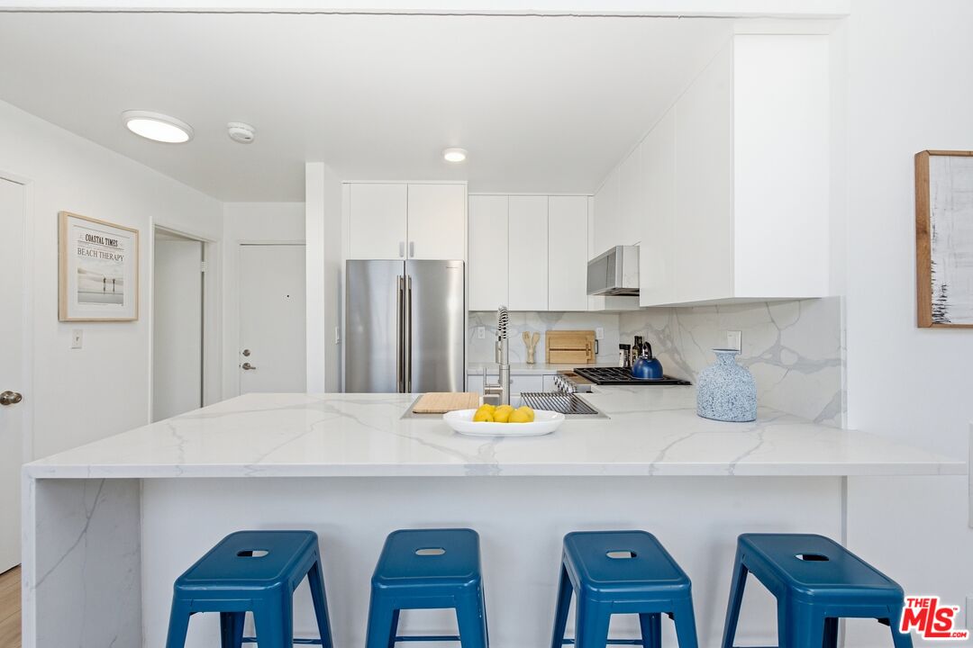 16 Quarterdeck Street, Unit 301 Marina del Rey, CA 90292 - Photo 8 of 30