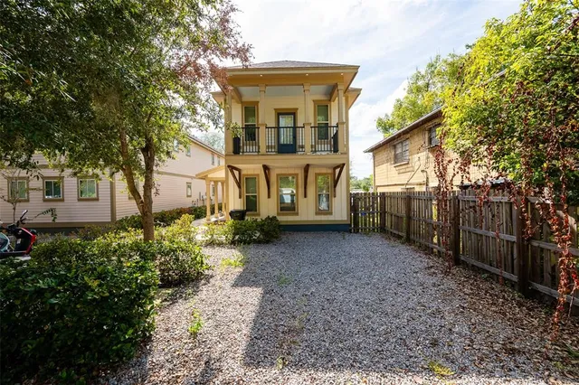 $2,910 | 711 Northwest 10th Street, Unit 10, Gainesville, FL 32601