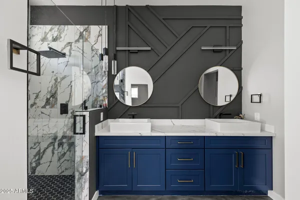 a en suite bathroom with a sink and a mirror