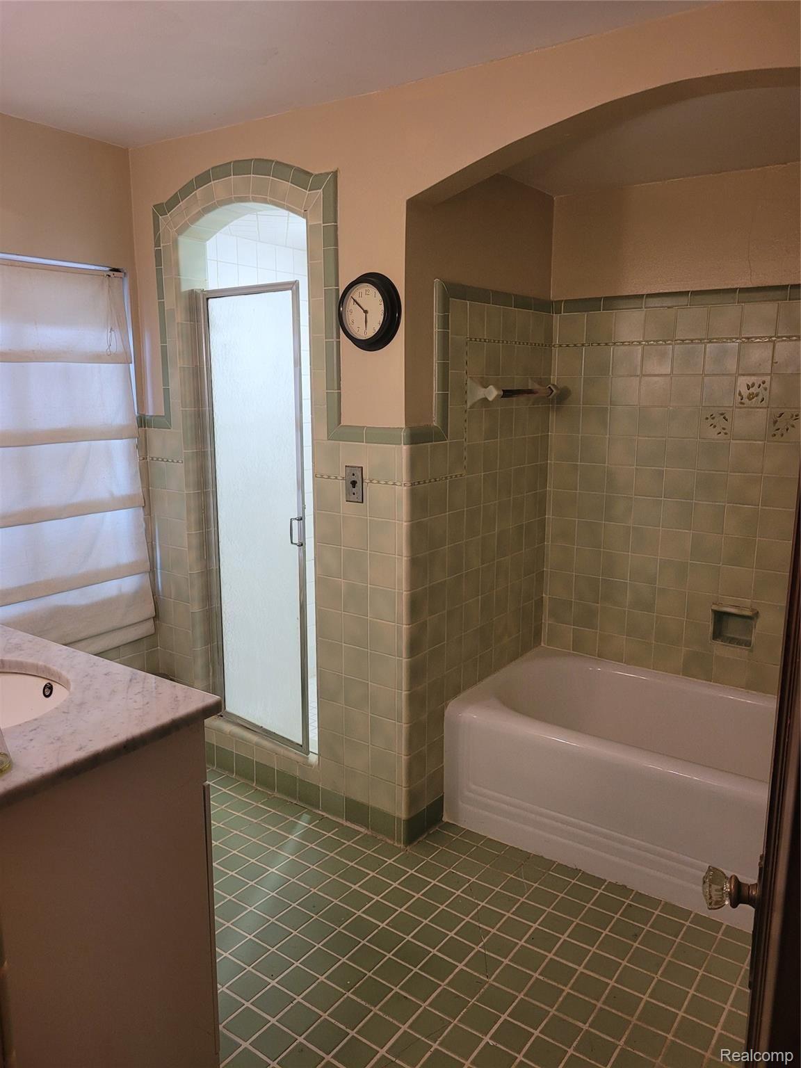 16534 Huntington Road Detroit, MI 48219 - Photo 11 of 20 Main Bathroom