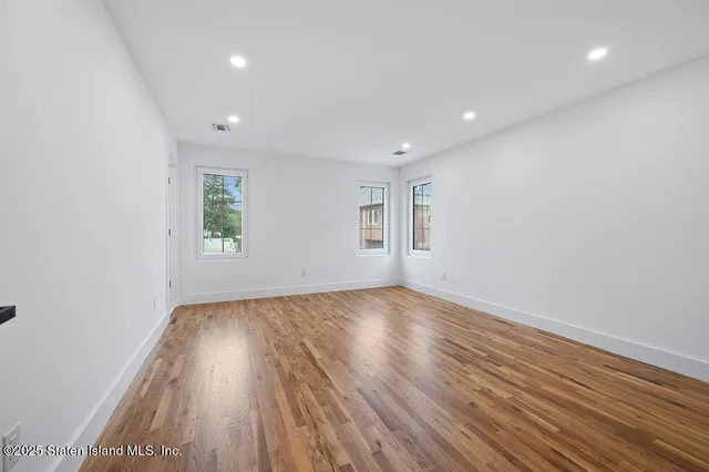 a view of a back yard